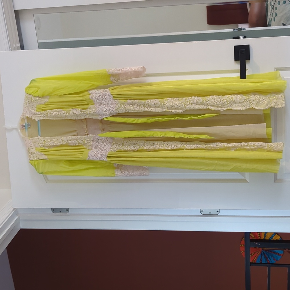 Elegant Lime Green Lace Trim Robe